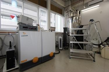 【大阪大学】NMR (600MHz 溶液・固体) Agilent VNS