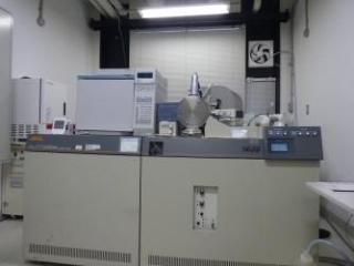 【大阪大学】セクター型質量分析計 (EI・CI・FAB・FD・ESI・APCI) GC, Direct Probe, 熱分解装置(Pyrolyzer)装備