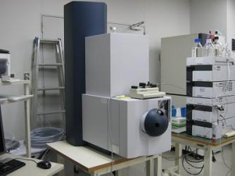 【大阪大学】タンデム四重極-飛行時間型質量分析計 (ESI) HPLC装備