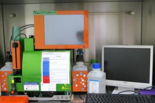自動細胞解析装置(フローサイトメーター)